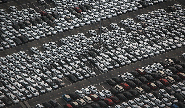 flotte de véhicules sur un parking